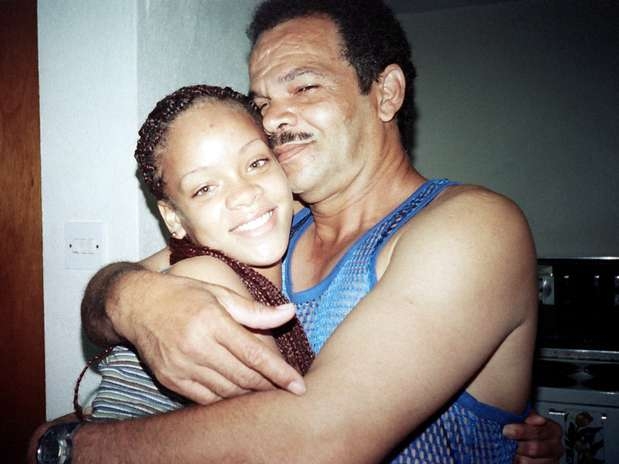 
	
	Rihanna và bố